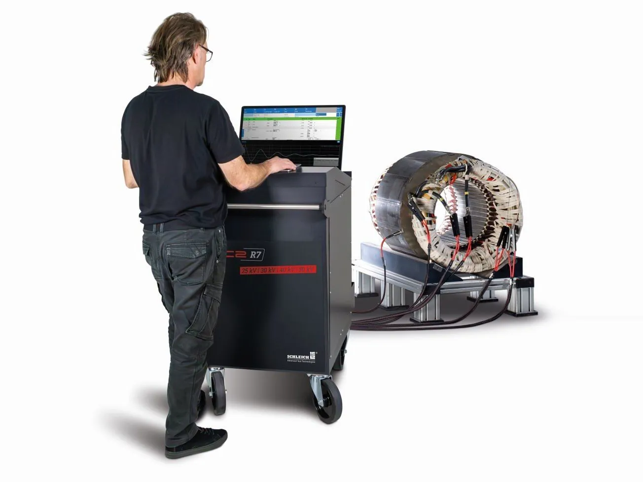 Technicus test elektromotor stator met MTC2-R7 surgetester