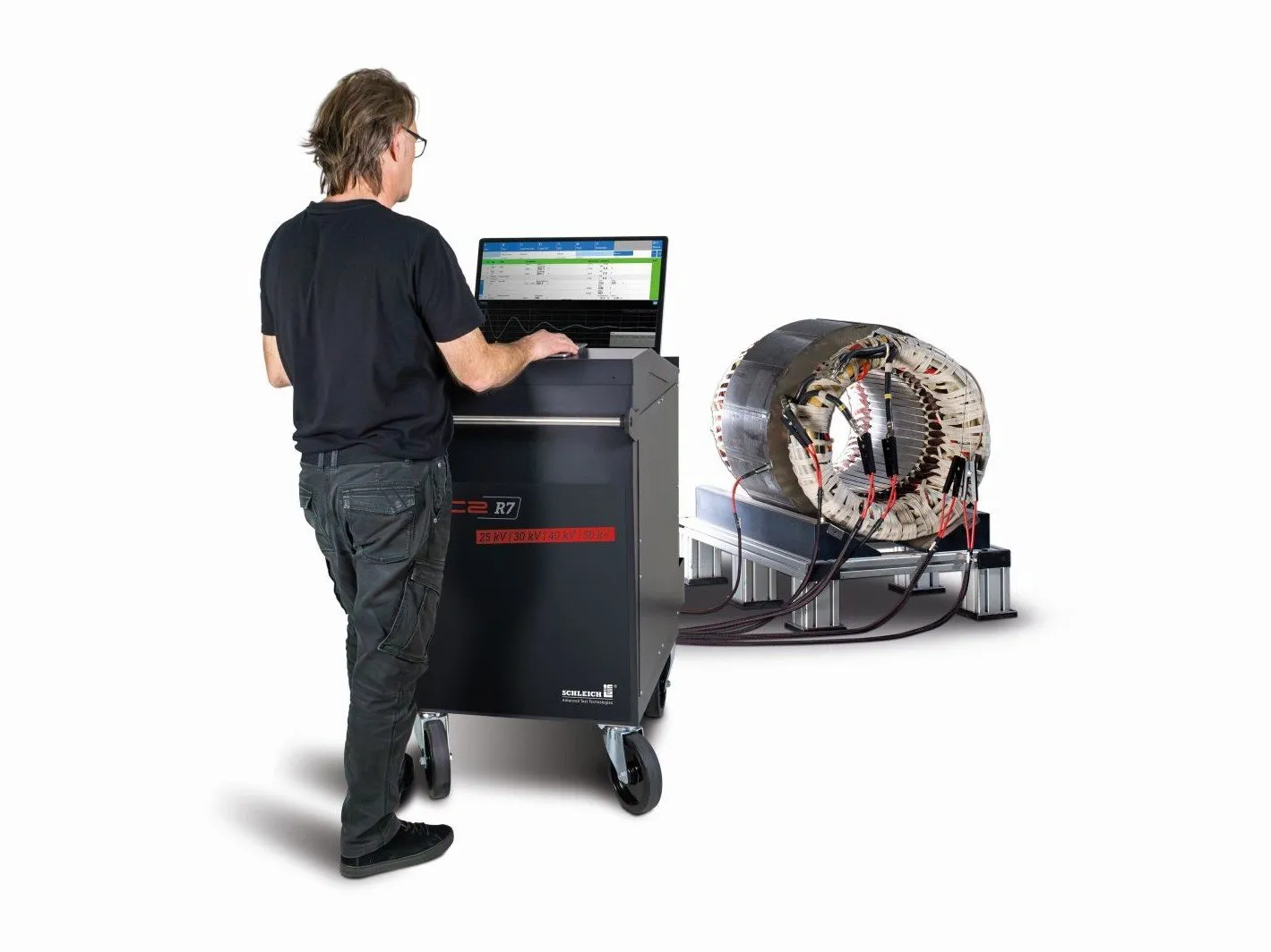 Technicus test elektromotor stator met MTC2-R7 surgetester